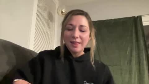 Snapshot of ariicutekitty chatting on 01/14/25, 04:25 airskiii online show from 01/14/25, 04:25