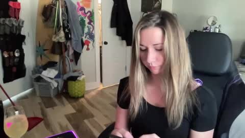 Snapshot of ariicutekitty chatting on 01/29/25, 06:50 airskiii online show from 01/29/25, 06:50