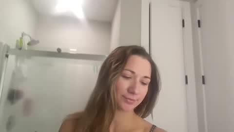 Snapshot of ariicutekitty chatting on 09/26/25, 04:11 airskiii online show from 09/26/25, 04:11