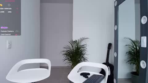 Snapshot of aron_santoro1 chatting on 10/24/25, 04:14 Aron Santoro online show from 10/24/25, 04:14