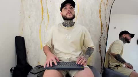 Snapshot of aronwade chatting on 10/30/25, 05:31 Aron online show from 10/30/25, 05:31