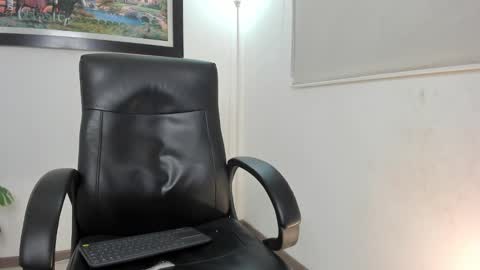 Snapshot of aroon_connor chatting on 12/18/24, 01:37 online show from 12/18/24, 01:37