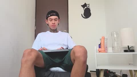 Snapshot of arteemiis chatting on 11/18/25, 10:31 online show from 11/18/25, 10:31