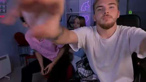 ash_raven_ online show from 10/08/25, 07:55