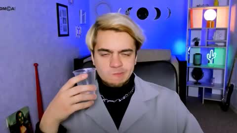 ash_raven_ online show from 11/11/25, 03:23