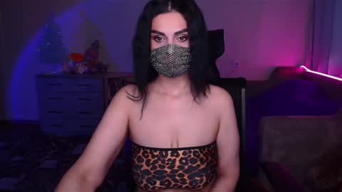Snapshot of ashley__cooper__ chatting on 01/15/25, 03:22 Yasmina online show from 01/15/25, 03:22
