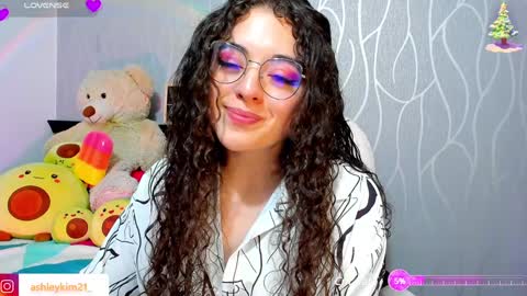 Snapshot of ashleykiim_ chatting on 12/16/24, 09:20 .. Ashley .. online show from 12/16/24, 09:20