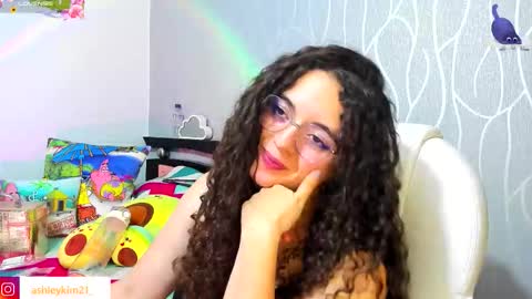 Snapshot of ashleykiim_ chatting on 09/18/25, 01:18 .. Ashley .. online show from 09/18/25, 01:18