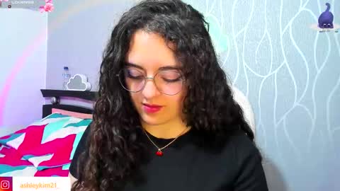 Snapshot of ashleykiim_ chatting on 09/21/25, 12:45 .. Ashley .. online show from 09/21/25, 12:45