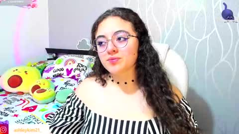 Snapshot of ashleykiim_ chatting on 10/07/25, 12:52 .. Ashley .. online show from 10/07/25, 12:52