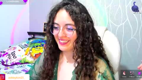 Snapshot of ashleykiim_ chatting on 10/24/25, 12:41 .. Ashley .. online show from 10/24/25, 12:41