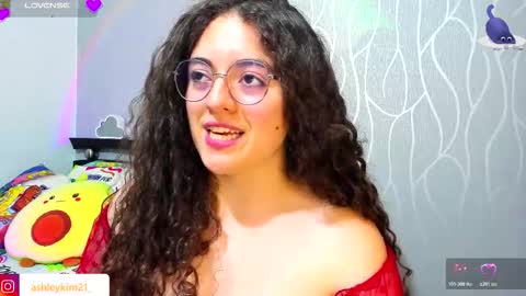 Snapshot of ashleykiim_ chatting on 11/11/25, 12:43 .. Ashley .. online show from 11/11/25, 12:43