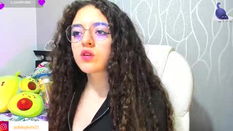 Snapshot of ashleykiim_ chatting on 11/15/25, 01:03 .. Ashley .. online show from 11/15/25, 01:03