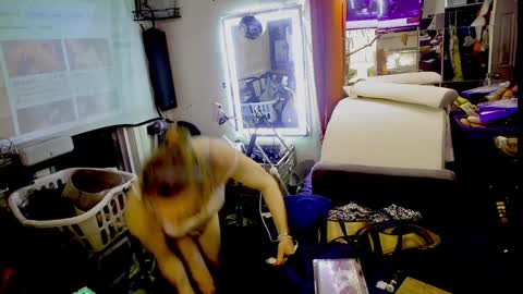 Snapshot of ashmomo chatting on 12/11/24, 06:25 ashmomo online show from 12/11/24, 06:25