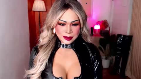 Snapshot of asianassetxxx chatting on 10/01/25, 08:42 nicole online show from 10/01/25, 08:42