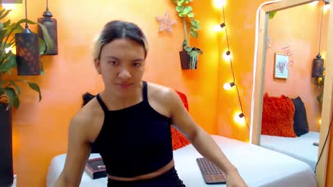 Snapshot of aslyhernandez chatting on 12/04/24, 11:19 ASLY online show from 12/04/24, 11:19