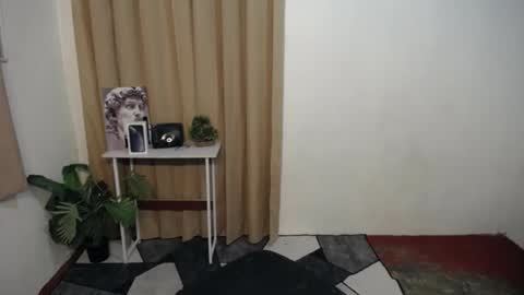 Snapshot of astraea_xxx chatting on 01/08/25, 02:35 Anna online show from 01/08/25, 02:35