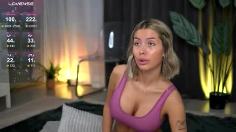 Isabella online show from 11/03/25, 07:31