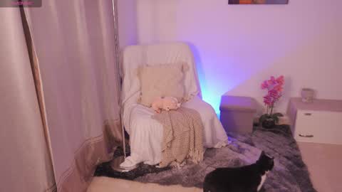 Snapshot of aura_sensual chatting on 10/01/25, 11:44 . online show from 10/01/25, 11:44