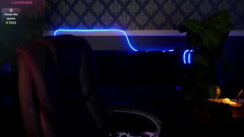 Snapshot of aureliabliss_ chatting on 09/18/25, 06:26 Nikol online show from 09/18/25, 06:26