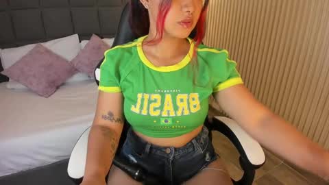 Snapshot of aurora_johnson_ chatting on 12/21/24, 12:27 A U R O R A online show from 12/21/24, 12:27