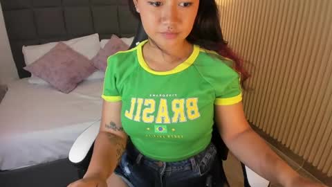 Snapshot of aurora_johnson_ chatting on 12/21/24, 03:42 A U R O R A online show from 12/21/24, 03:42