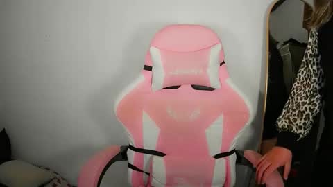 cute online show from 09/26/25, 04:16