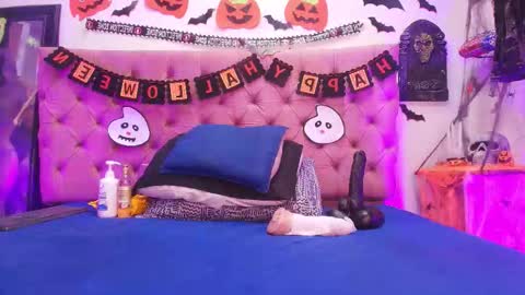 auroraa_miller online show from 10/15/25, 11:54