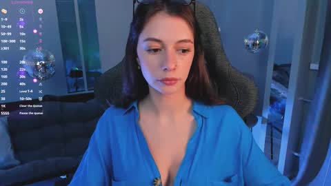 Snapshot of aveangela chatting on 10/21/25, 09:15 Avie online show from 10/21/25, 09:15