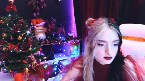 Snapshot of avi_nile chatting on 12/26/24, 02:44 Avriel online show from 12/26/24, 02:44