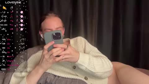 avril_pearly_ online show from 12/08/24, 07:54