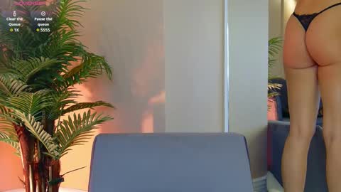 Snapshot of avrillcyrux chatting on 10/07/25, 07:05 AVRILL CYRUX online show from 10/07/25, 07:05