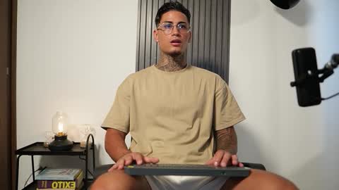 Agustin online show from 10/20/25, 08:53