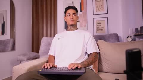 Agustin online show from 11/06/25, 03:57