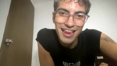 Snapshot of axellatino_ chatting on 01/23/25, 12:35 Axel online show from 01/23/25, 12:35