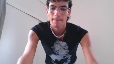 Snapshot of axellatino_ chatting on 02/15/25, 08:33 Axel online show from 02/15/25, 08:33