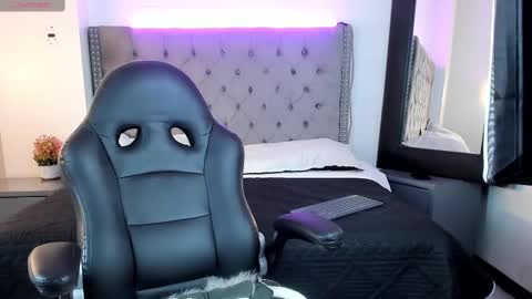 Snapshot of ayliinn_ chatting on 02/22/25, 10:07 Ayliinn online show from 02/22/25, 10:07