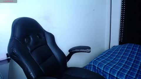 Snapshot of ayliinn_ chatting on 03/04/25, 03:33 Ayliinn online show from 03/04/25, 03:33