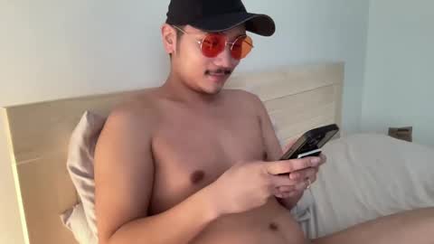 Snapshot of azngoogoo chatting on 12/31/24, 06:35 azngoogoo online show from 12/31/24, 06:35