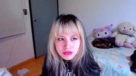 Snapshot of azu_moure chatting on 12/12/24, 05:42 Azu Moure online show from 12/12/24, 05:42