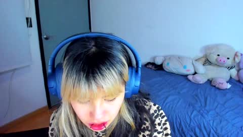 Snapshot of azu_moure chatting on 01/04/25, 09:43 Azu Moure online show from 01/04/25, 09:43