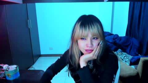 Snapshot of azu_moure chatting on 01/06/25, 04:47 Azu Moure online show from 01/06/25, 04:47