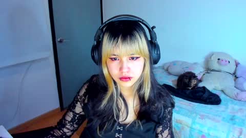 Snapshot of azu_moure chatting on 01/14/25, 08:52 Azu Moure online show from 01/14/25, 08:52