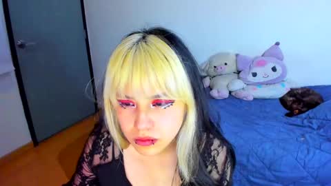 Snapshot of azu_moure chatting on 02/18/25, 07:32 Azu Moure online show from 02/18/25, 07:32