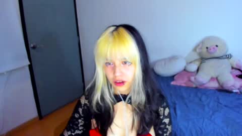 Snapshot of azu_moure chatting on 02/22/25, 06:39 Azu Moure online show from 02/22/25, 06:39