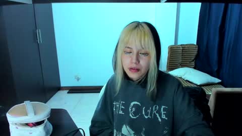 Snapshot of azu_moure chatting on 02/23/25, 11:00 Azu Moure online show from 02/23/25, 11:00