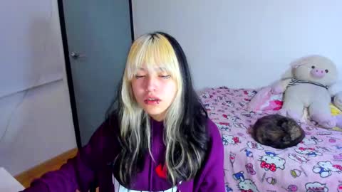 Snapshot of azu_moure chatting on 03/09/25, 08:18 Azu Moure online show from 03/09/25, 08:18