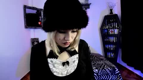 Snapshot of azu_moure chatting on 10/08/25, 01:31 Azu Moure online show from 10/08/25, 01:31