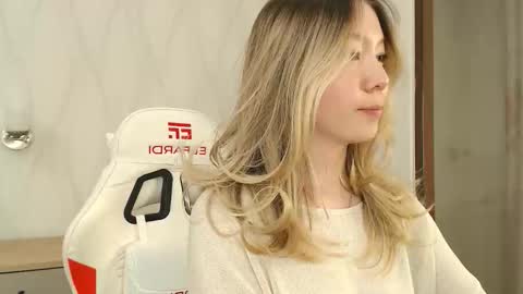 Snapshot of babby_rabbit_ chatting on 10/15/25, 04:51 Cute Raby online show from 10/15/25, 04:51