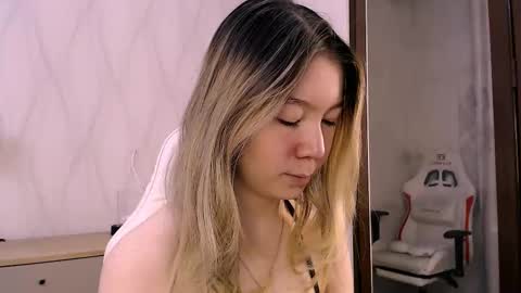 Snapshot of babby_rabbit_ chatting on 11/12/25, 02:39 Cute Raby online show from 11/12/25, 02:39